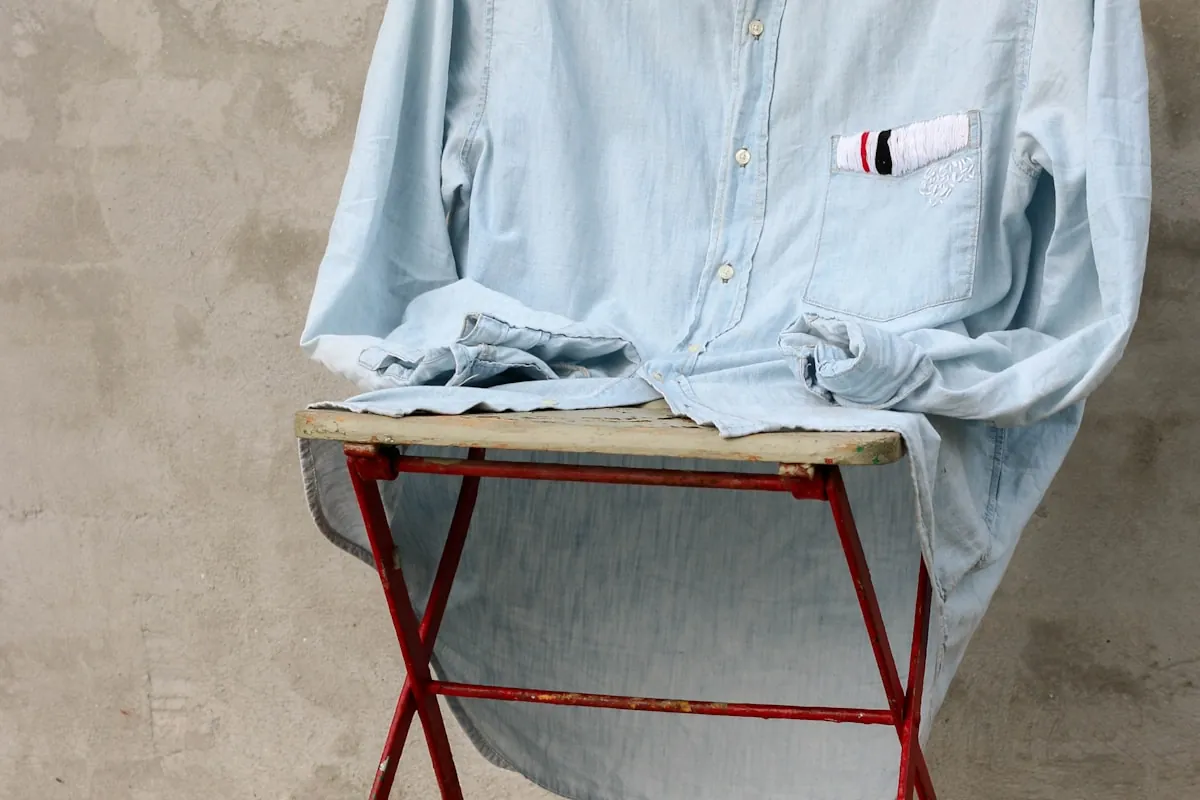 Стилска жена во тренч палто и бели кецови