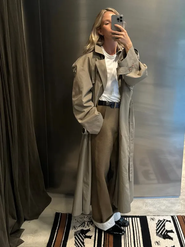 Пролетна гардероба 2026 -- trench coat и блејзер како лесни надворешни слоеви