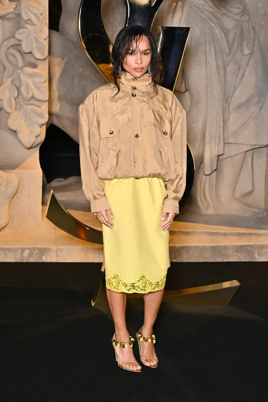 Алекса Чанг британски шик -- Breton тишерт, midi здолниште и loafers