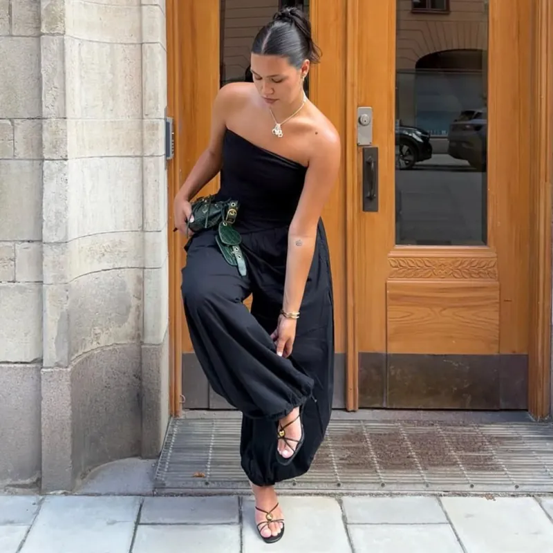 Бел памучен тишерт -- основа на секој буџет гардероб