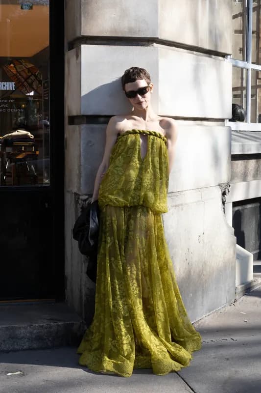 Crinkle midi фустан со текстура -- пролетен тренд 2026