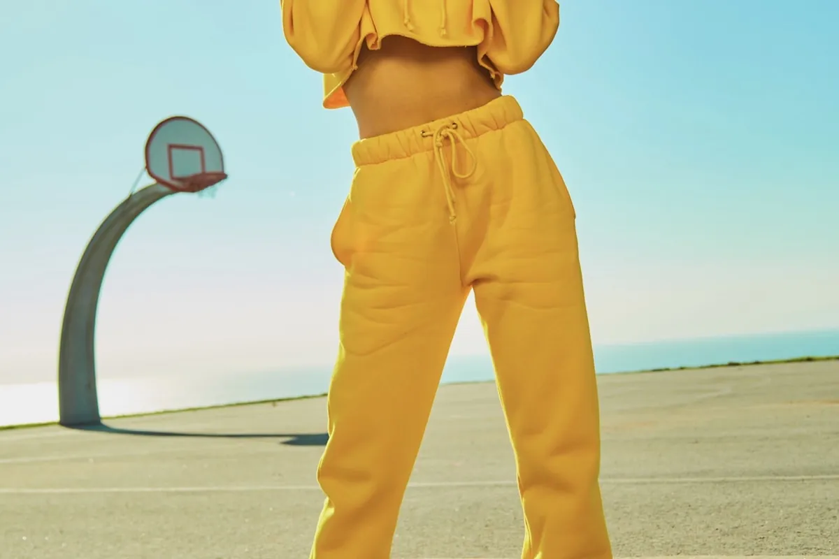 Модел во романтичен пролетен фустан на модна писта