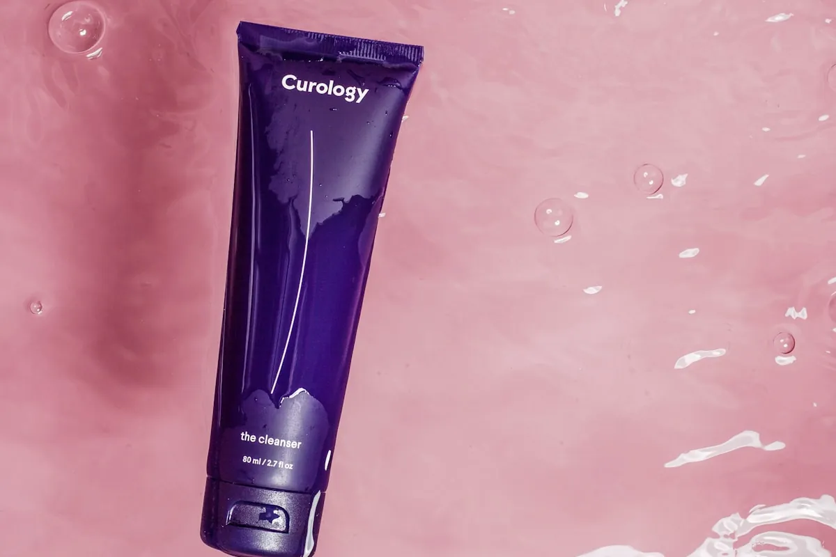 Жена нанесува серум за нега на кожа